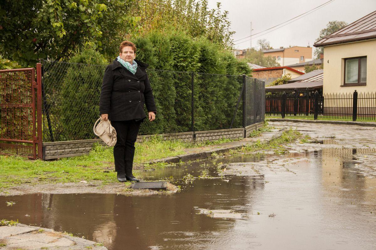 – Gdy pada, codziennie rano mam jezioro przed domem – mówi Elżbieta Szwed.<br/>fot.Marcin Materniak
