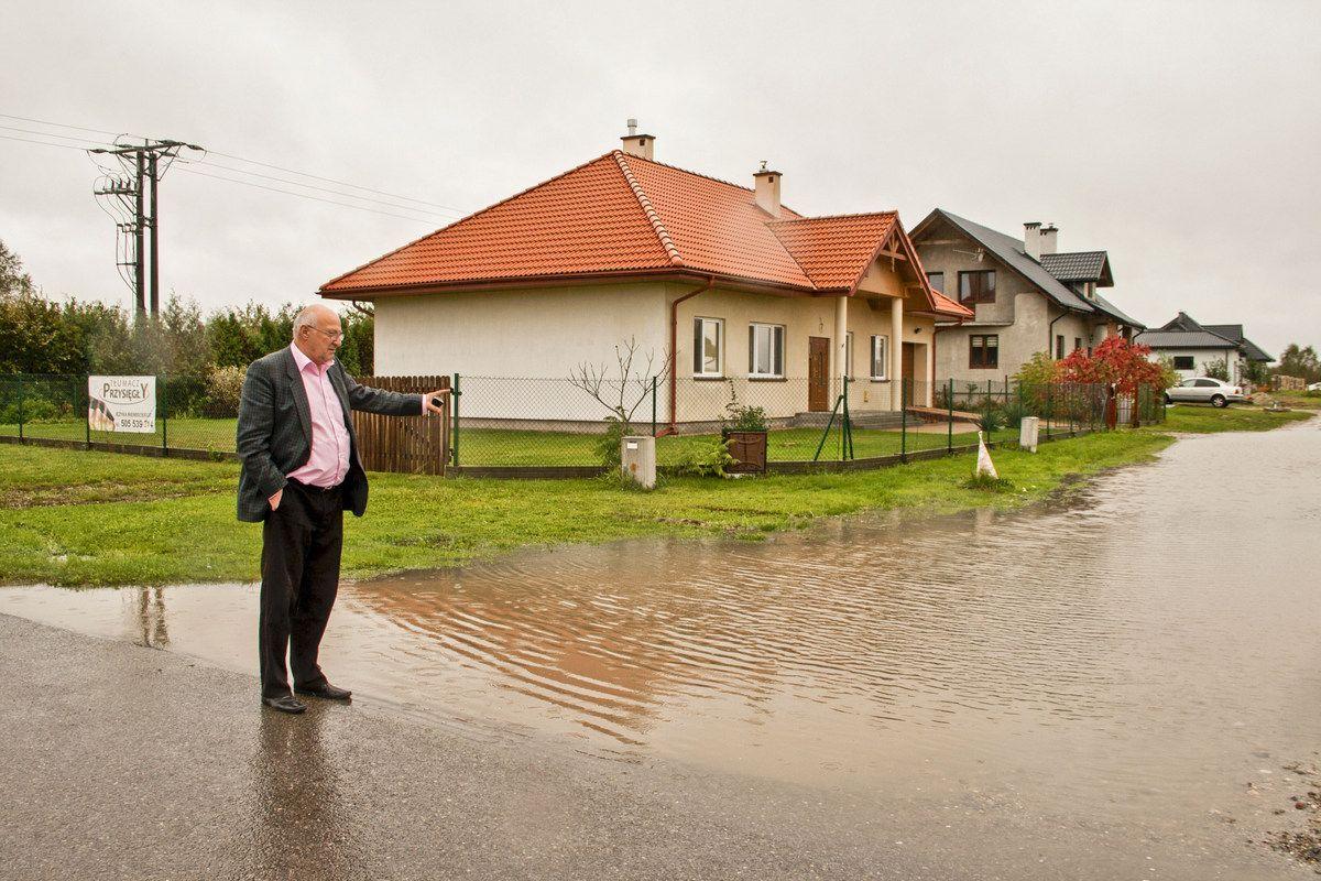 – Przez tę kałużę nie możemy się dostać do naszych domów – mówi Wiesław Góra.<br/>fot.Marcin Materniak