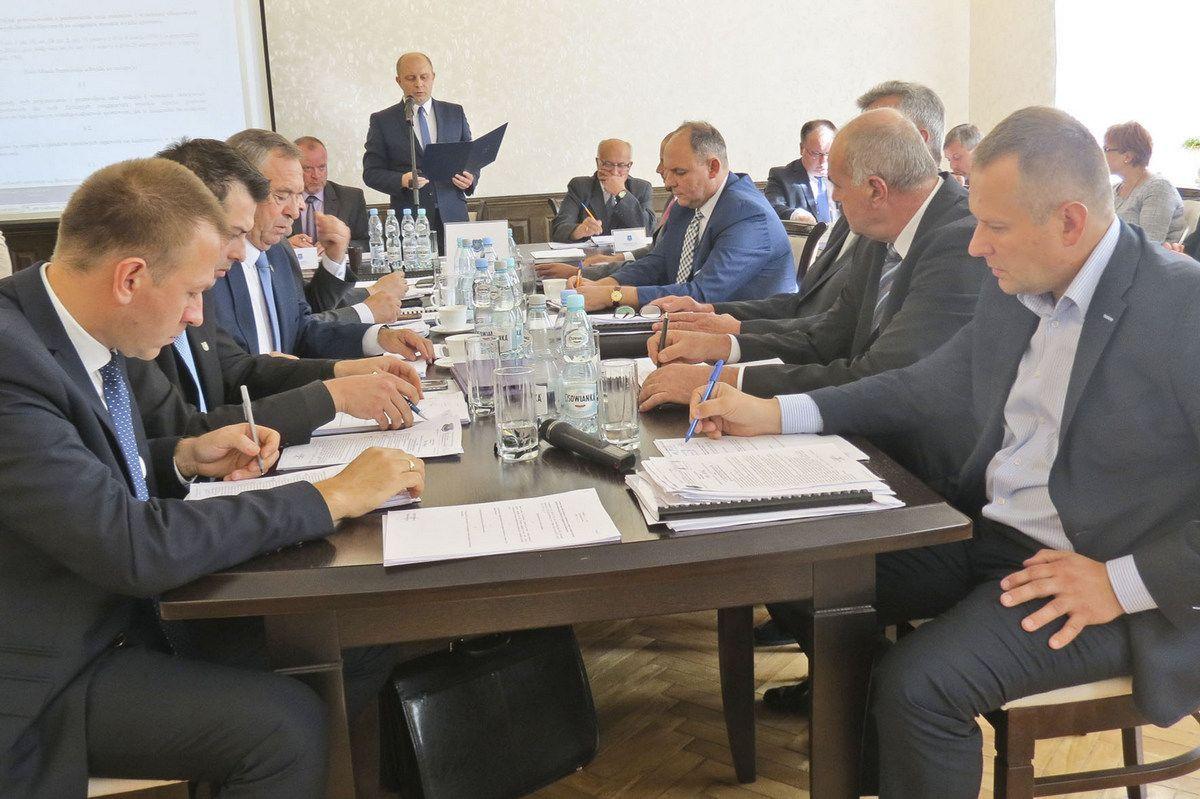 Przewodniczący Rady Miasta Przeworska Tomasz Kojder zaznaczył, że radni chcą mieć pewność i wiedzę, jaka będzie wartość działki, tym bardziej że wycena w żaden sposób nie blokuje procedury sprzedaży.<br/>fot.Barbara Chmura