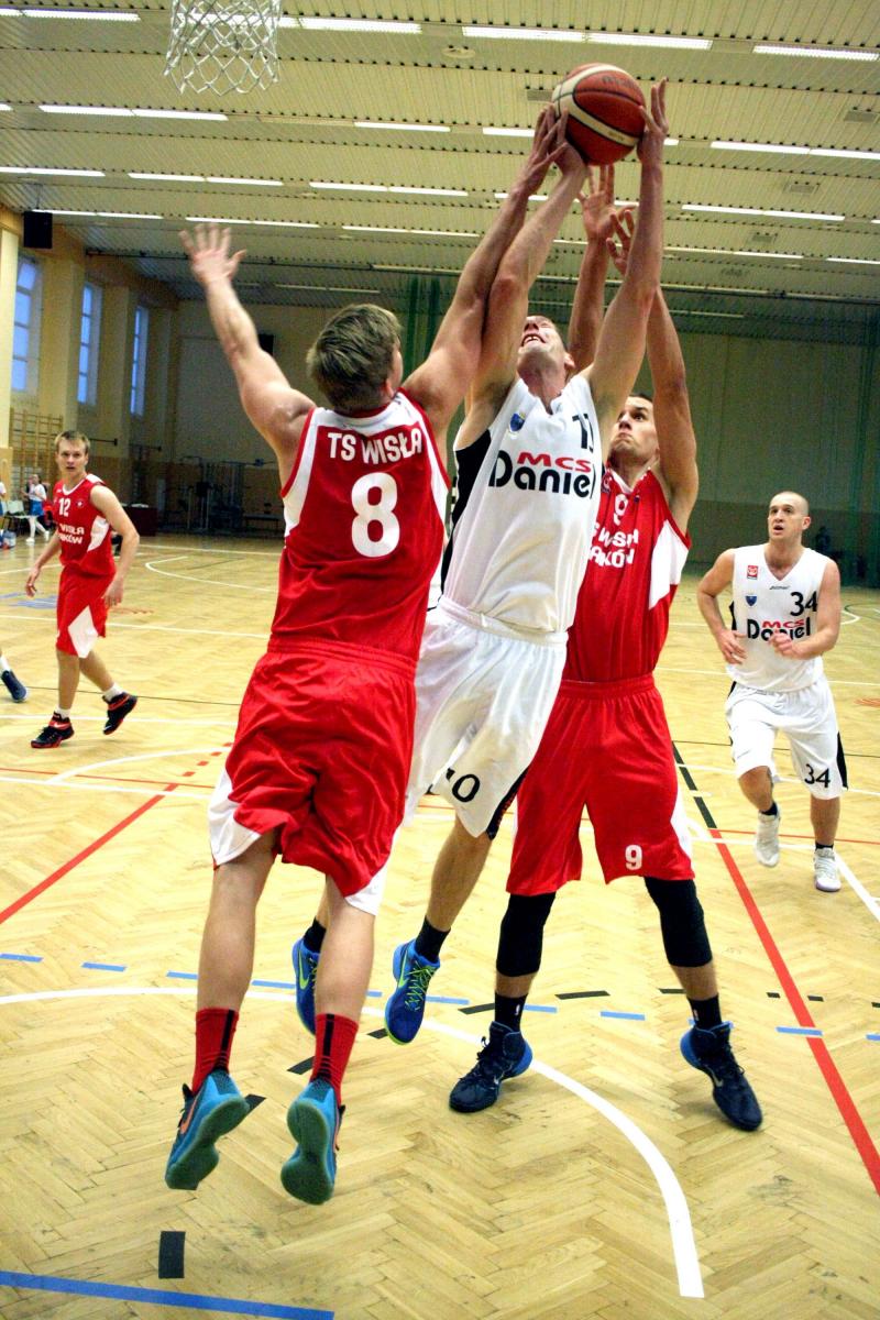 Artur Mikołajko (biały strój, na pierwszym planie) znowu pokusił się o double-double (16 pkt; 10 zbiórek), ale było to za mało na rybniczan.<br/>fot.Kamil Krukiewicz