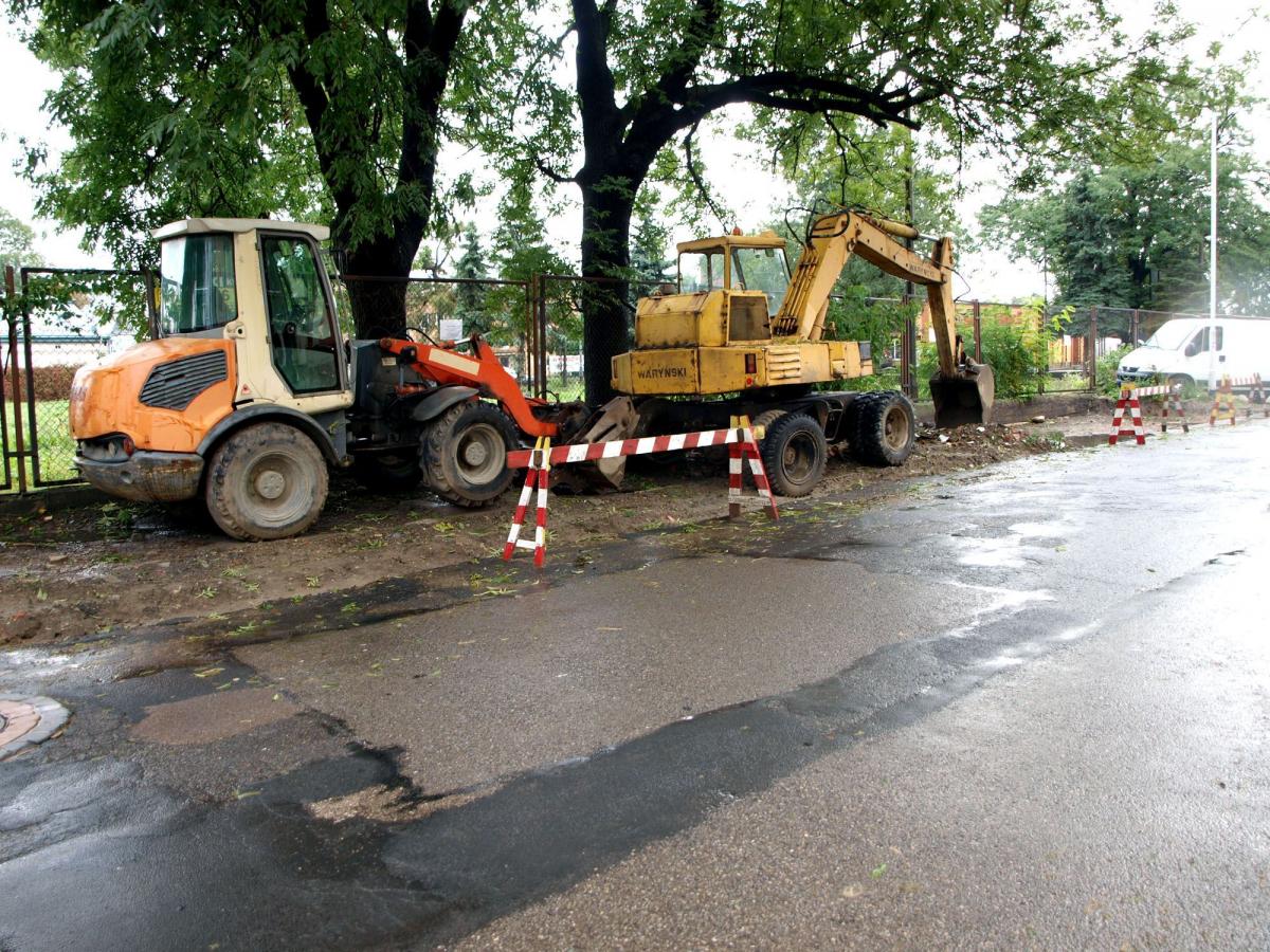 Prace przy budowie parkingu przy ul. Konopnickiej rozpoczęły się 3 października. Wykonawca rozkopał cały teren, a nazajutrz zaczęło lać jak z cebra. Z oczywistych przyczyn nie kontynuowano prac, ciężki sprzęt stał bezużytecznie przez prawie trzy dni.<br/>fot.Mariusz Godos