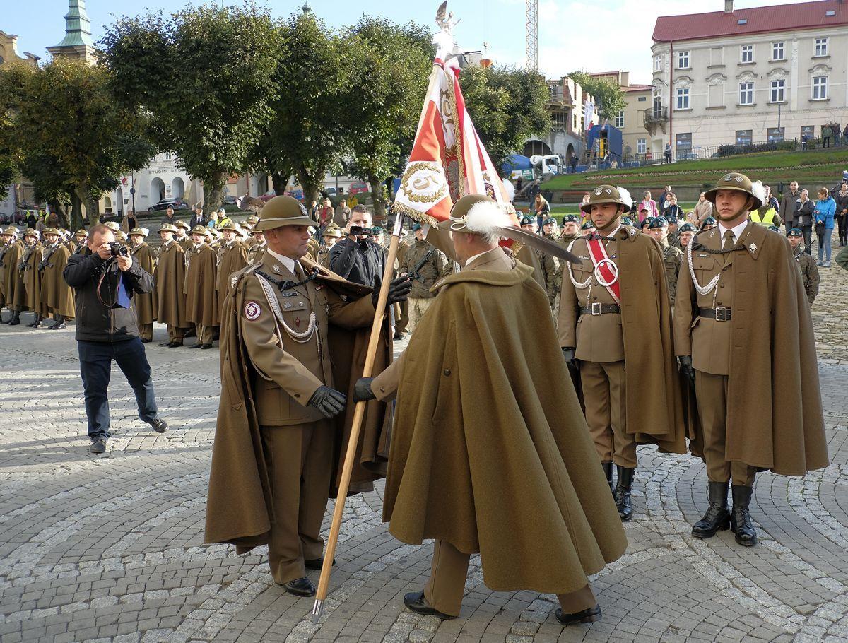 Kapitan Dariusz Bednarczuk (z lewej) przejmuje sztandar od swojego poprzednika podpułkownika Dariusz Czekaja.<br/>fot.zbiory własne