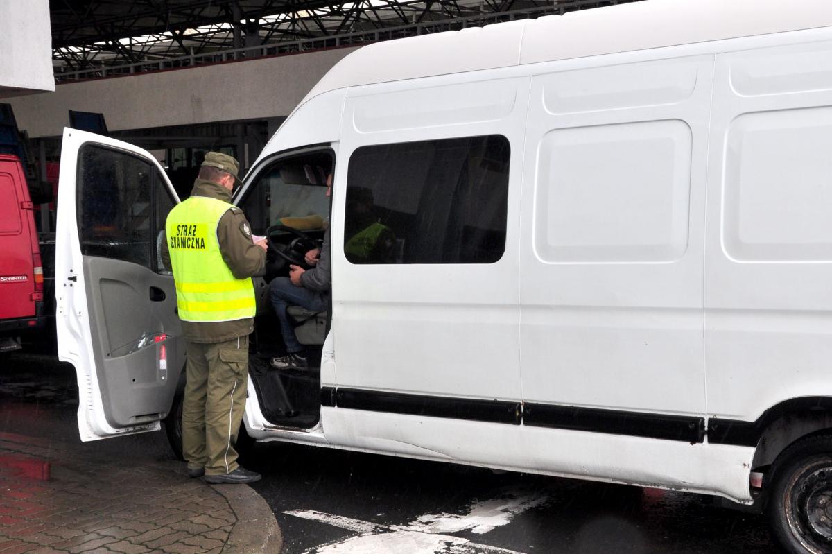Kierowca wraz z 6 pasażerami jechali na zakupy do Polski.<br/>fot.serwis BiOSG