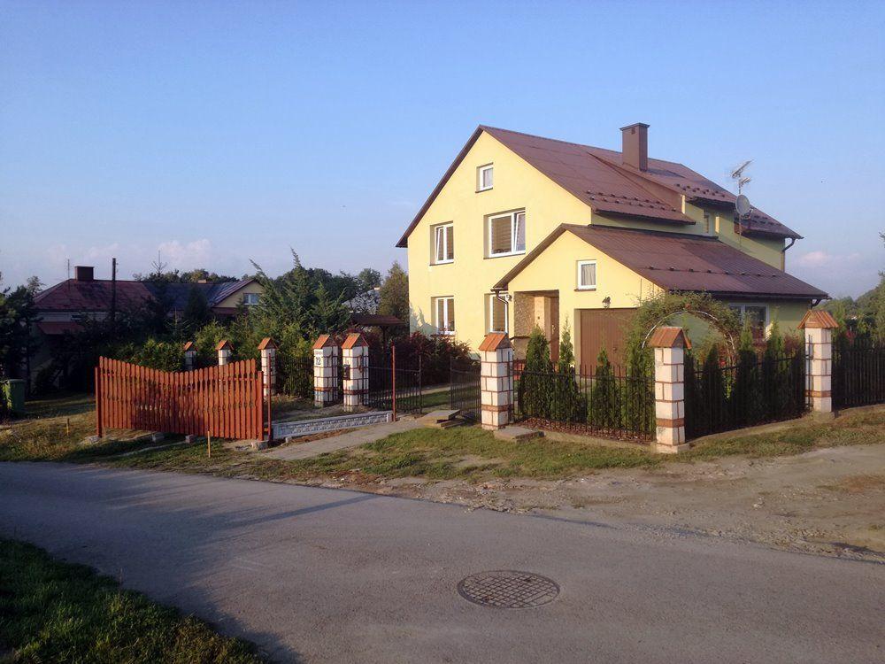Posesja Danuty Nogi znajduje się na skrzyżowaniu Legionów i Zielonej. Teraz wjazd i wyjazd z domu jest niemożliwy. 5-6.Garaż 10 lat stał na granicy posesji Krzysztofa Drapały i Macieja Łuczyszyna. We wrześniu tego roku właściciel otrzymał nakaz rozbiórki.<br/>fot.Justyna Zając