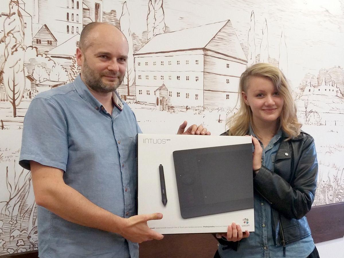Aleksander Juszyński podczas wręczania nagrody w konkursie „Tak było – tak jest” zorganizowanym w ramach projektu. Na zdjęciu z Emilią Sobczak – laureatką konkursu.