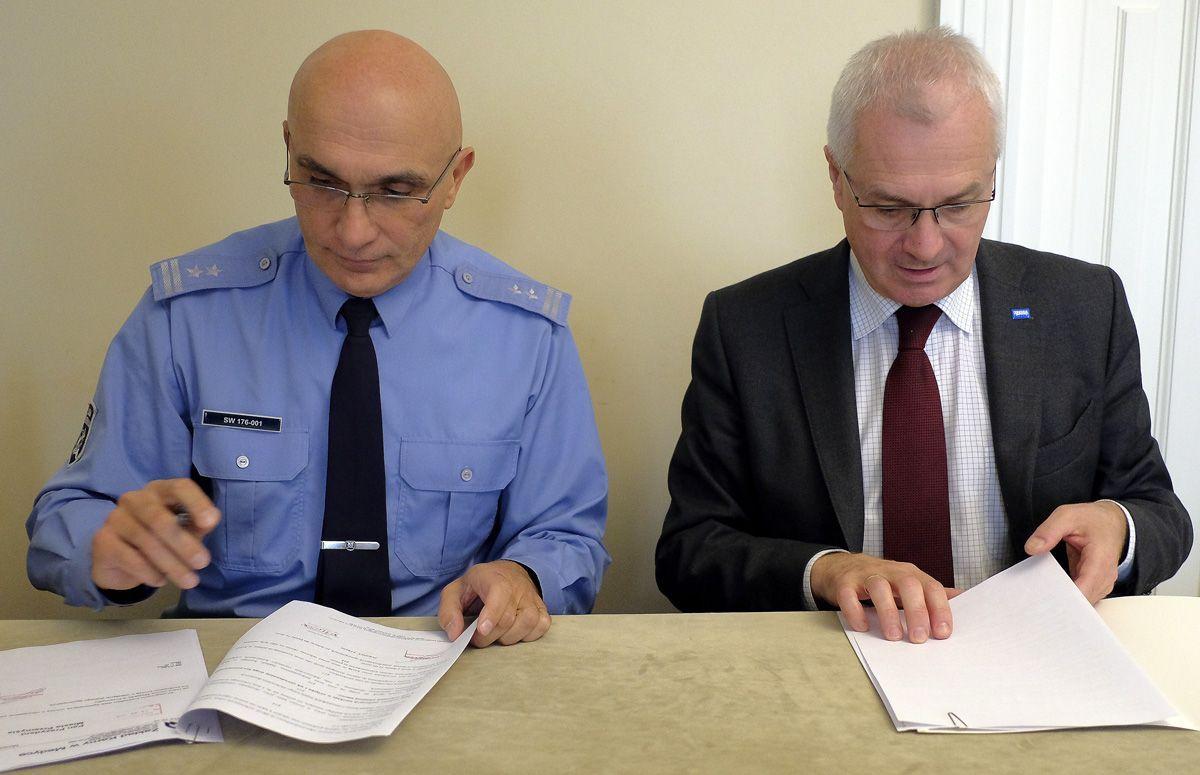 W czwartek, 6 bm. podpułkownik Edmund Matrejek, dyrektor Zakładu Karnego w Medyce oraz Robert Choma, prezydent Przemyśla, podpisali nowe porozumienie określające zatrudnianie skazanych przy pracach na rzecz samorządu.<br/>fot.zbiory własne