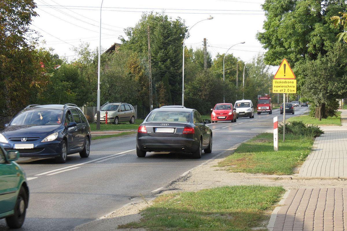 Odcinek drogi wojewódzkiej przy ul. Gorliczyńskiej nadaje się do kapitalnego remontu, tym bardziej że natężenie ruchu zdecydowanie zwiększyło się po otwarciu autostrady.<br/>fot.Barbara Chmura