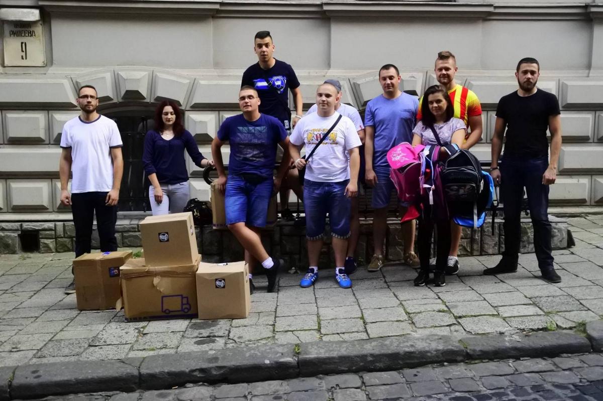 Z paczkami do Lwowa udała się delegacja kibiców Polonii Przemyśl, Orła Przeworsk, Korony Kielce oraz Wisły Płock.<br/>fot.Karol Furmanek