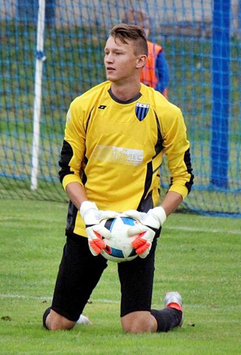 Rafał Strączek ma 17 lat, a już broni w seniorskiej III lidze. Przyszłość przed nim!<br/>fot.Mieczysław Turczyn