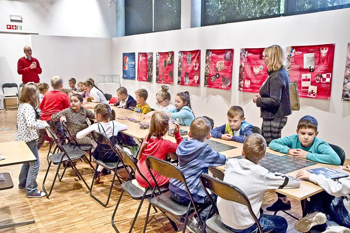 Uczniowie klasy II B SP 11 podczas zajęć z pracownikiem IPN.  <br/>fot.Jacek Szwic