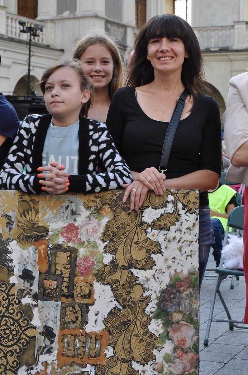 Milena i jej mama z obrazem „Koronkowa fantazja” Joanny Buszty. Autorka zdecydowała się przekazać go na licytację po naszym artykule o Milenie, opublikowanym w zeszłym tygodniu. Obraz został sprzedany za 200 zł, a nowy nabywca podarował go Milenie. <br/>fot.Paweł Bugira