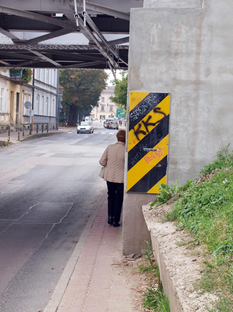 W jednym miejscu pod wiaduktem kolejowym jest tzw. wąskie gardło, gdzie dwie osoby nie mają szans się wyminąć, ale dla nikogo nie stanowiło to większego problemu.<br/>fot.Mariusz Godos