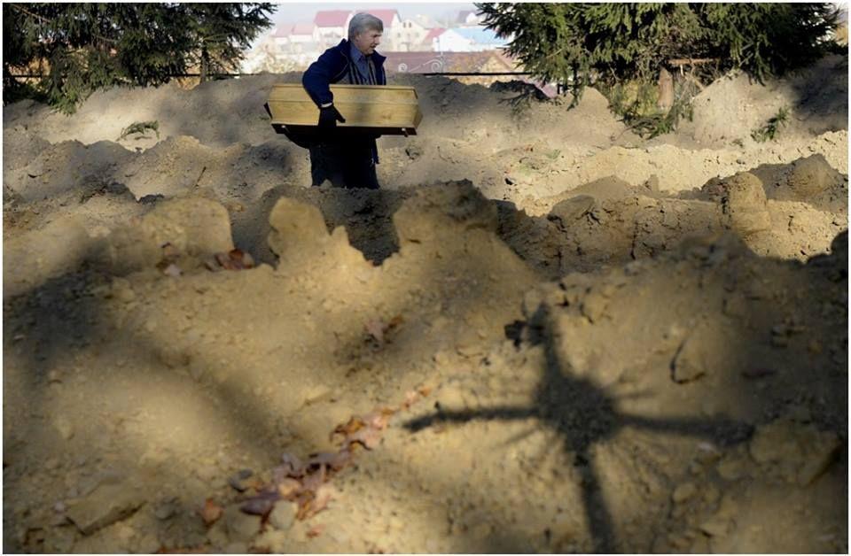 Zdjęcie „Pogrzeb po latach” autorstwa Darka Delmanowicza otrzymało drugie wyróżnienie w kategorii „Ludzie” w Wielkim Konkursie Fotograficznym National Geographic 2016.<br/>fot.Dariusz Delmanowicz (PAP)