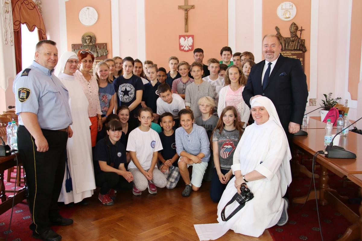 Pamiątkowa fotografia wykonana podczas wizyty niemieckich uczniów w jarosławskim ratuszu.<br/>fot.UM Jarosław