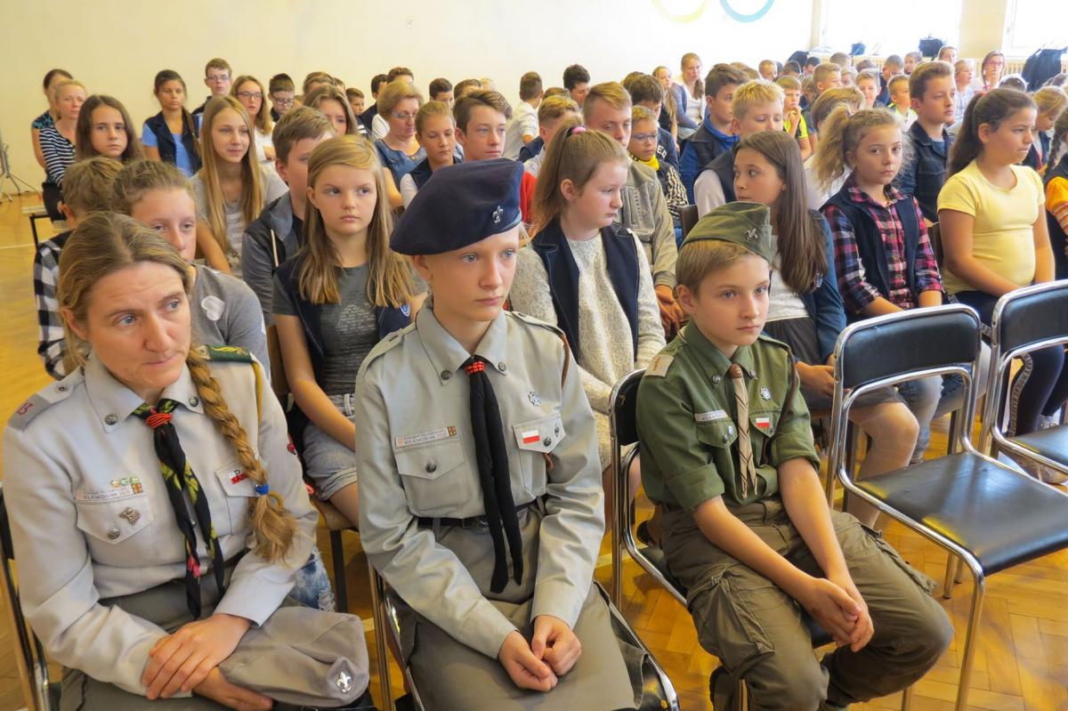 Piątkowe obchody były dla szkolnej młodzieży prawdziwą lekcją historii.<br/>fot.Barbara Chmura