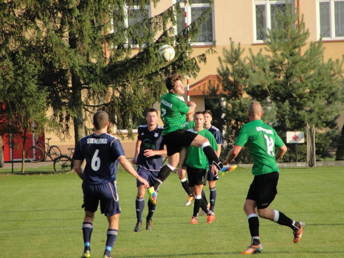 Piłkarze V-ligowej Sanoczanki Święte (zielone koszulki) stoczyli bardzo wyrównany bój z IV-ligowym Sokołem Sieniawa.<br/>fot.www.facebook.com/Sanoczanka Święte
