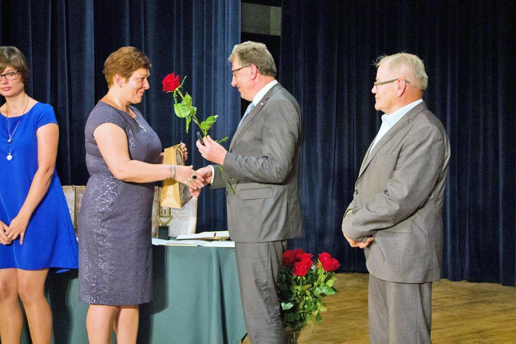 Tadeusz Chrzan (pierwszy z lewej) oraz Mieczysław Kraus otrzymali najwyższe wyróżnienia przyznawane przez stowarzyszenie.<br/>fot.UM Jarosław