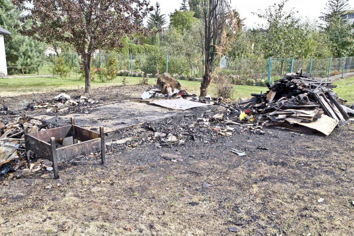 Zgliszcza jednego z domków, który spłonął przed dwoma tygodniami.<br/>fot.Jacek Szwic