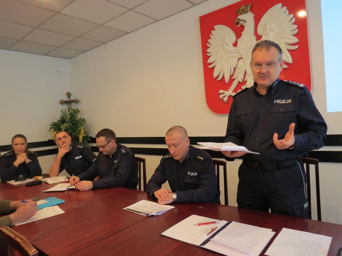 10 lutego w Starostwie Powiatowym w Przeworsku zostały przeprowadzone konsultacje społeczne dotyczące tworzenia mapy zagrożeń. Komendant Powiatowy Policji w Przeworsku insp. Marek Mendoń omówił analizę stanu bezpieczeństwa na terenie powiatu przeworskiego.<br/>fot.Barbara Chmura