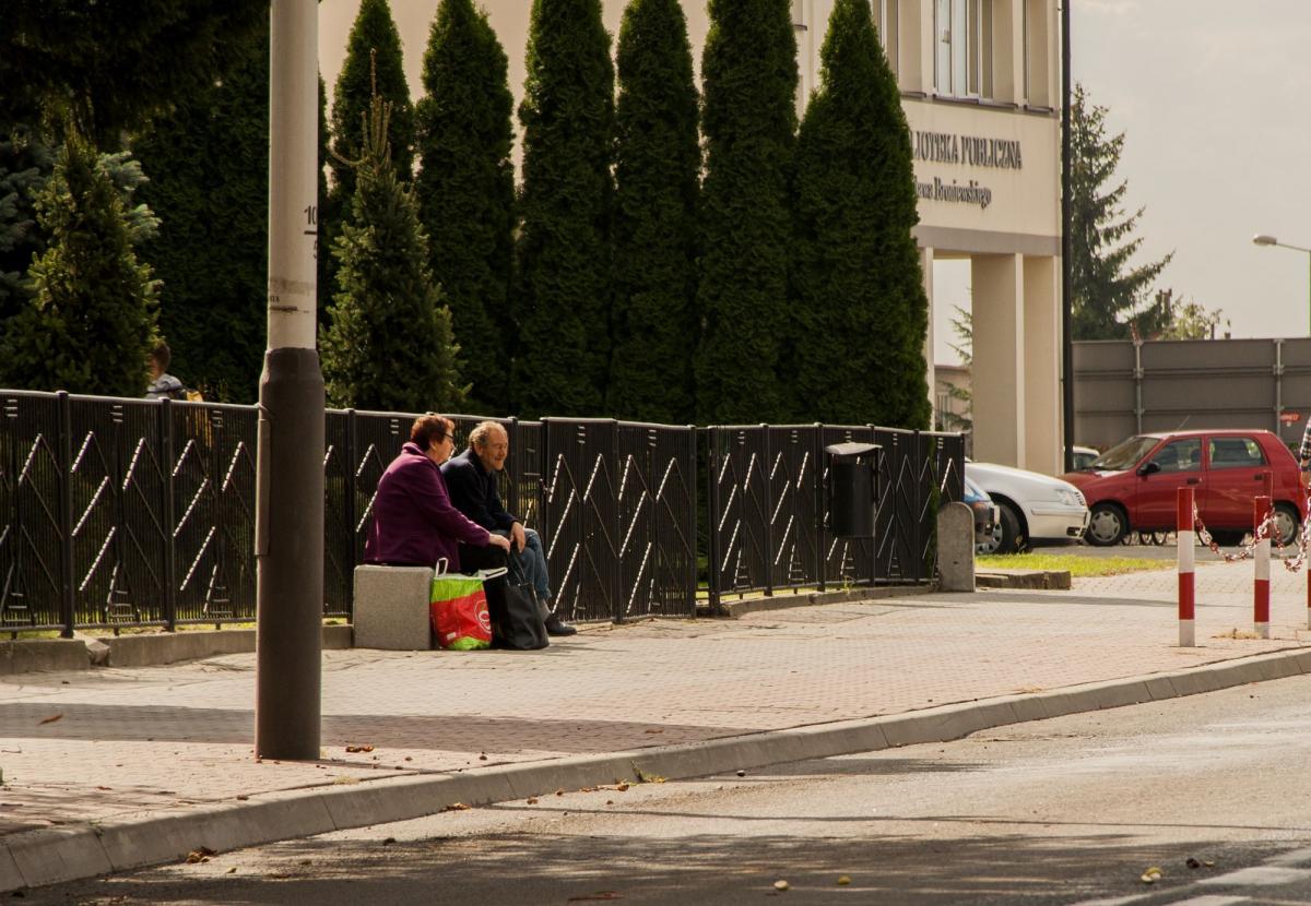 Na lubaczowskich ulicach pojawiły się kolejne ławki, stwarzające możliwość odpoczynku.<br/>fot.Marcin Materniak