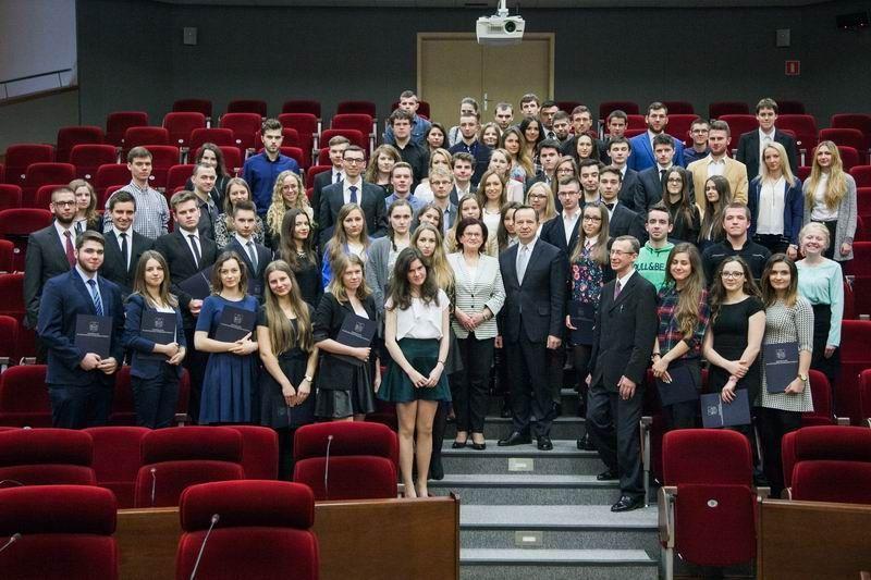 O finansowe wsparcie mogą się ubiegać osoby rozpoczynające studia w państwowej lub prywatnej uczelni znajdującej się na Podkarpaciu. Na zdjęciu stypendyści wcześniejszej edycji programu.<br/>fot.Urząd Marszałkowski w Rzeszowie