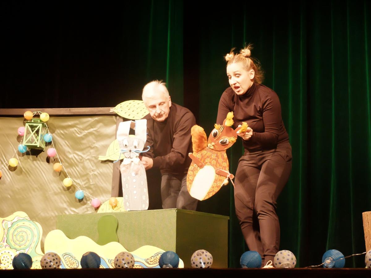 Aktorzy-amatorzy teatru S.A.N. podczas przedstawienia „Nauczka”.<br/>fot.ze zbiorów Teatru S.A.N.