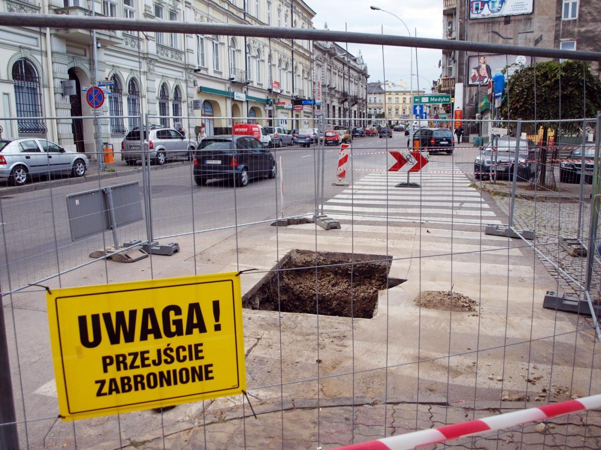 23 września br. rozpoczęły się prace przy renowacji magistrali wodociągowej przy ulicy Mickiewicza. Po nich rozpocznie się remont jezdni i chodników. Utrudnienia w komunikacji mogą wystąpić nie tylko na ul. Mickiewicza, ale również przy ulicy Sowińskiego i i placu na Bramie.<br/>fot.Mariusz Godos