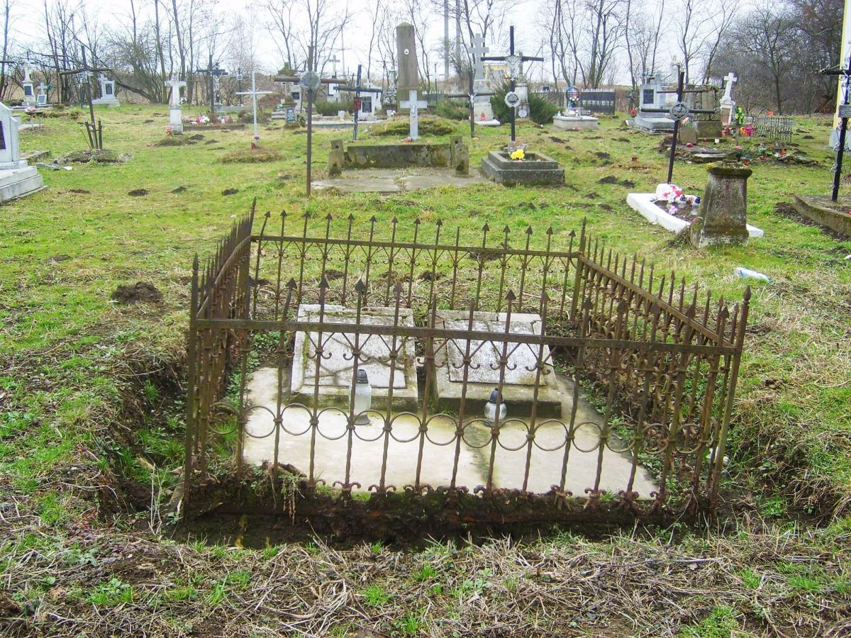 Zarówno nagrobek rodziny generała Jeziorańskiego, jak i Wilhelma i Leontyny Friedbergów są w fatalnym stanie. Na zdjęciu grobowiec tych pierwszych.<br/>fot.ze zbiorów Stowarzyszenia Przyjaciół Mościsk i Kresów