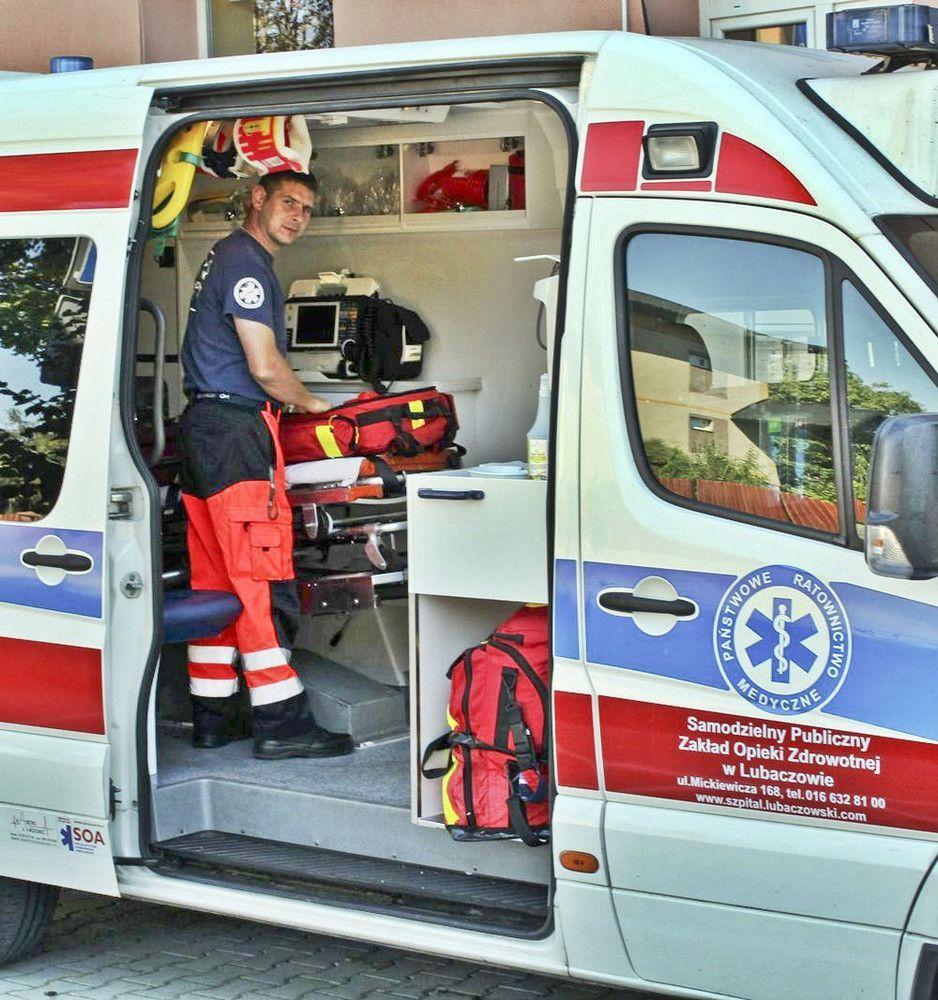 Zbigniew Sopel, ratownik medyczny SP ZOZ Lubaczów: – Zdecydowano się utworzyć podstację w Starym Dzikowie, gdzie statystycznie jest 2 – 3 zgłoszenia na dobę, to więcej niż w gminie Wielkie Oczy.<br/>fot.Justyna Zając