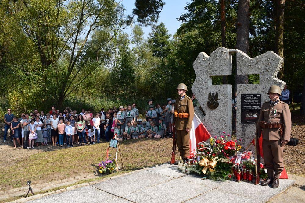 Obchody przy pomniku zlokalizowanym przy stacji PKP w Werchracie były żywą lekcją historii.<br/>fot.Justyna Zając