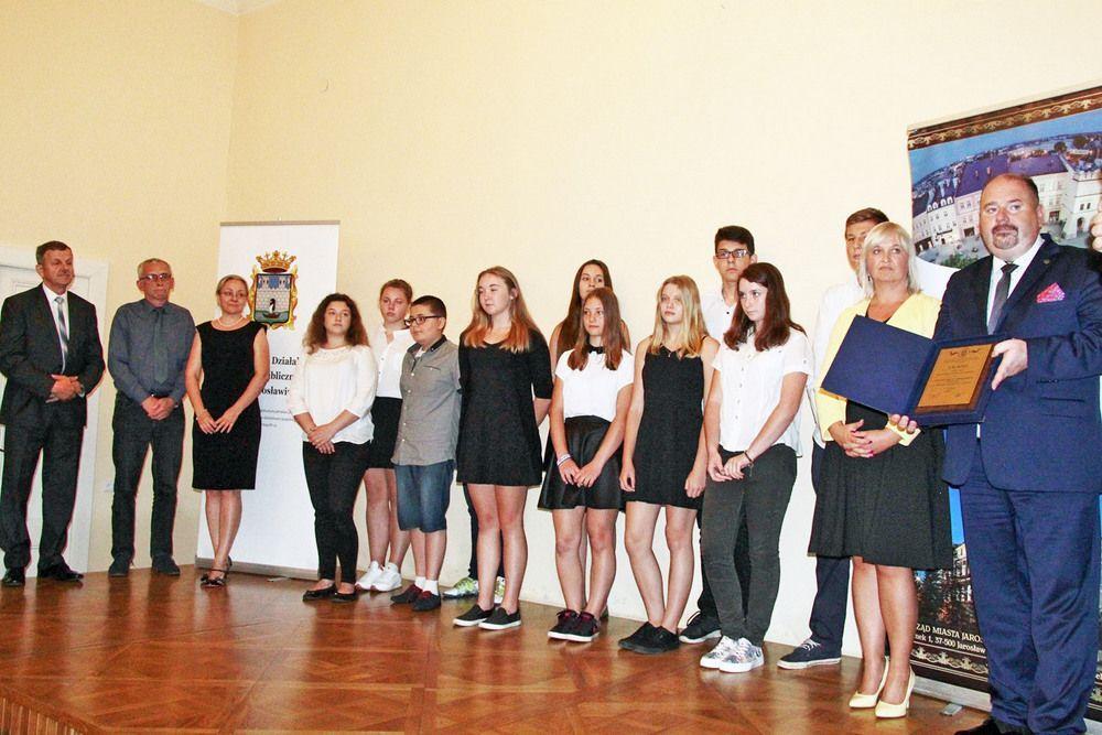 Szkolny Klub Europejski przy Gimnazjum nr 4 w Jarosławiu wyróżniono za organizowanie wydarzeń towarzyszących miejskim imprezom.<br/>fot.Roman Kijanka