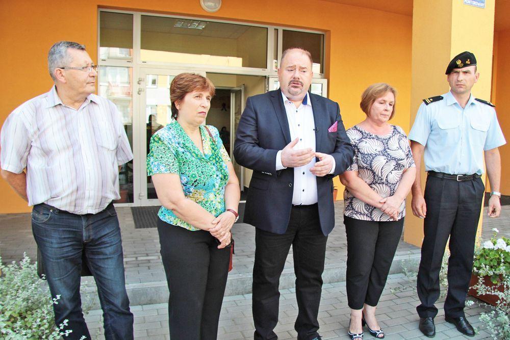 – Przedszkole jest bezpieczne. Rzeczoznawca się myli – usłyszeli uczestnicy konferencji od burmistrza i służb odpowiadających za bezpieczeństwo budynków.<br/>fot.Roman Kijanka