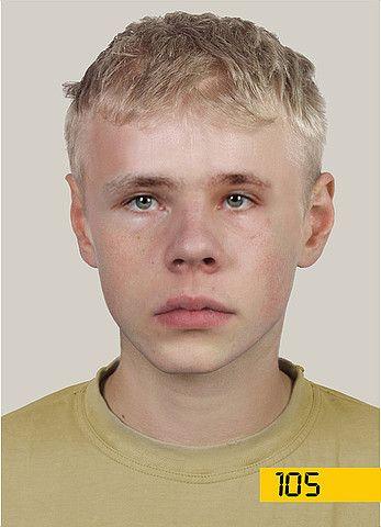 <b>Mężczyzna w wieku około 18 lat, wzrost około 165 cm, szczupłej budowy ciała, włosy koloru blond o długości około 3-4 cm.</b>