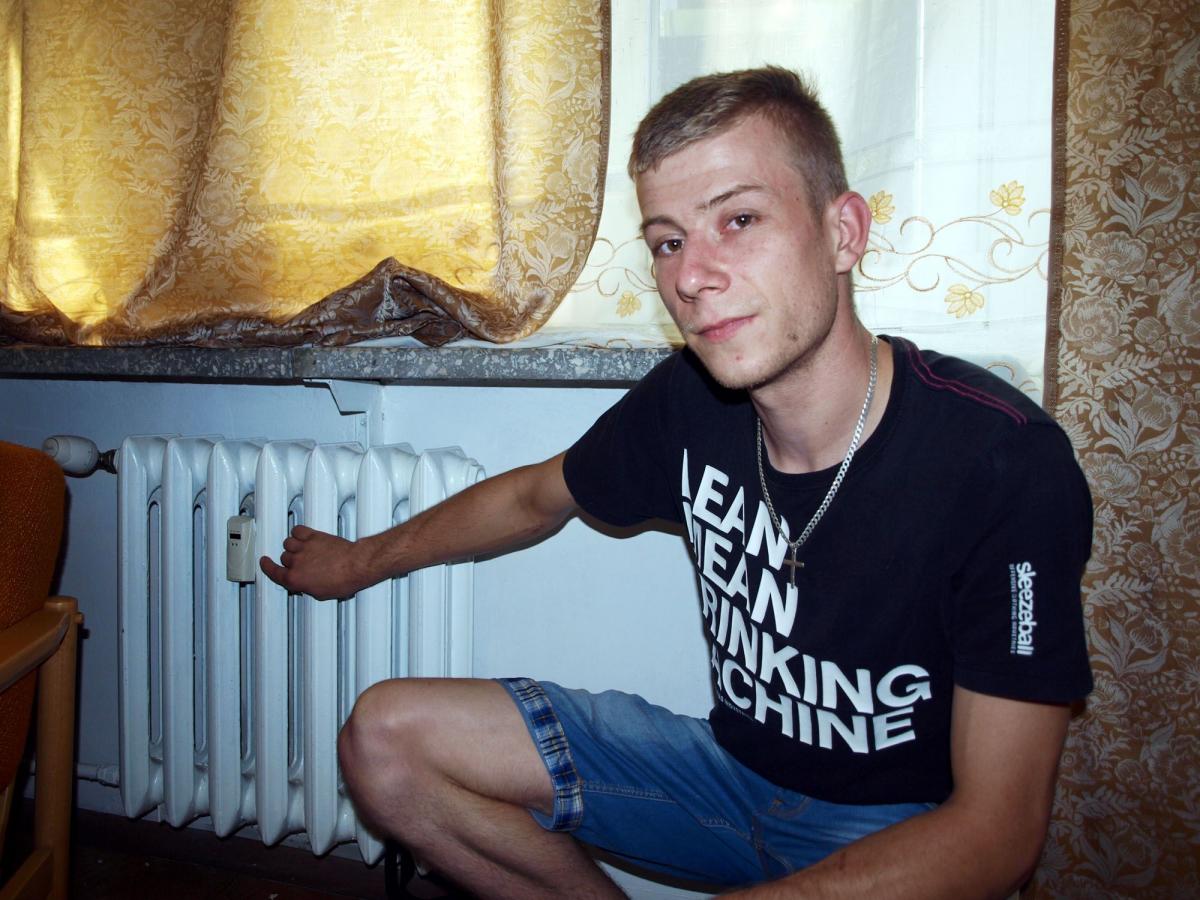 – Pani Władysława napisała reklamację do PGM. Nikt nie raczył przyjechać, by skontrolować podzielniki – mówi Maciej Lenart.<br/>fot.Mariusz Godos