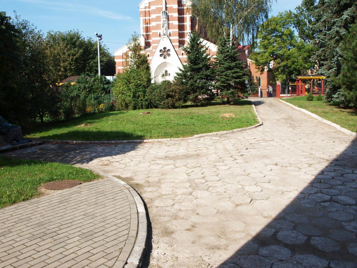 Teren należący do szkoły jest na tyle rozległy, że nie byłoby problemu ze stworzeniem tam niewielkiego parkingu.<br/>fot.Mariusz Godos