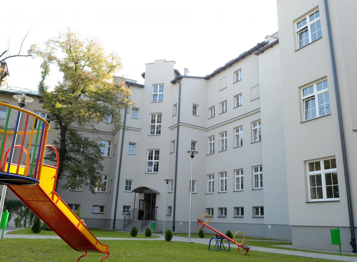 W sąsiedztwie budynku urządzono m.in. parking i plac zabaw.<br/>fot.Łukasz Delmanowicz