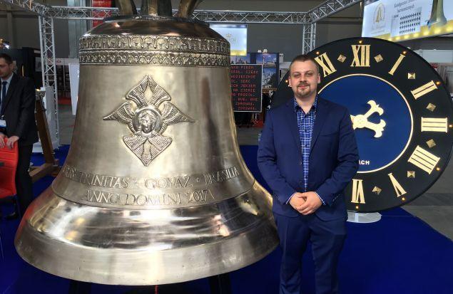 Piotr Olszewski prezentuje jeden z przeznaczonych do sanktuarium dzwonów na XVII Międzynarodowej Wystawie Budownictwa i Wyposażenia Kościołów, Sztuki Sakralnej i Dewocjonaliów „SacroExpo” w Kielcach.<br/>fot.Pracownia Ludwisarska Jana Felczyńskiego w Przemyślu