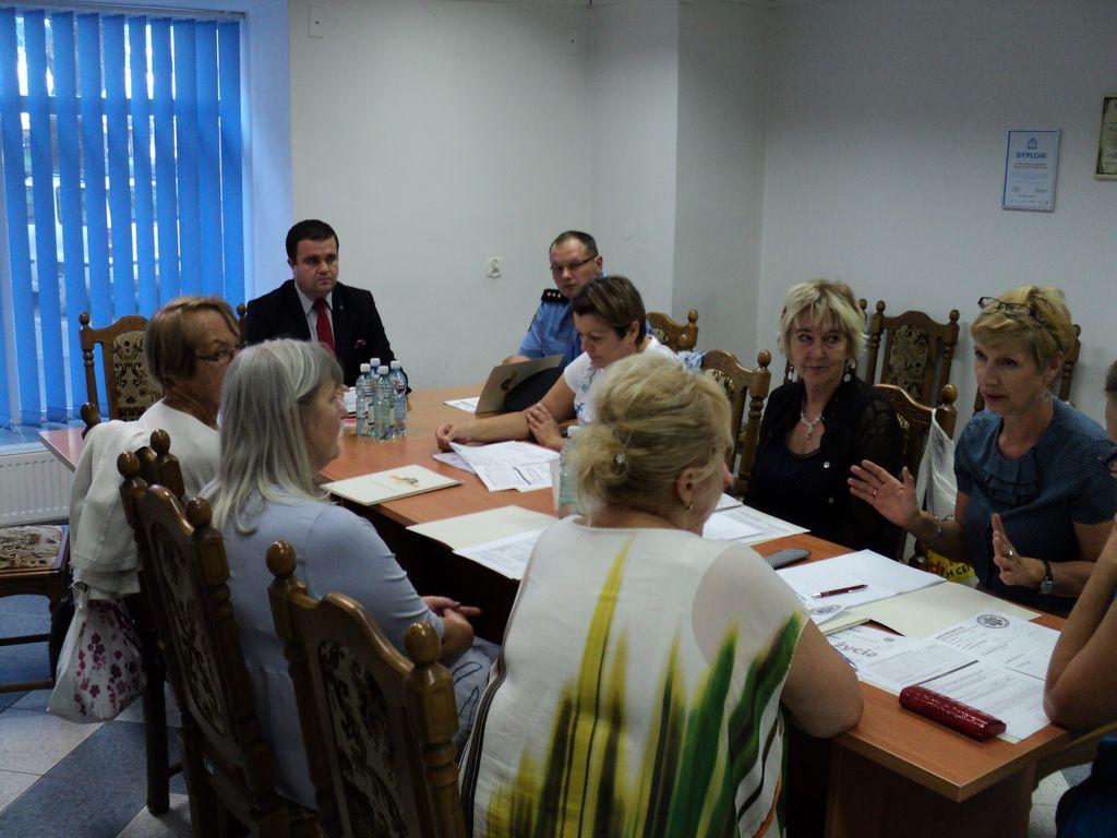 Specjalnie powołany zespół, odpowiedzialny za wdrożenie zasad, wg których społeczna akcja „Koperta Życia” ma funkcjonować na terenie Przemyśla, obradował w UM Przemyśla 14 września. W jego skład wchodzą: przedstawiciele rady miasta, urzędu miejskiego, MOPS w Przemyślu, Straży Miejskiej, Szpitala Woj