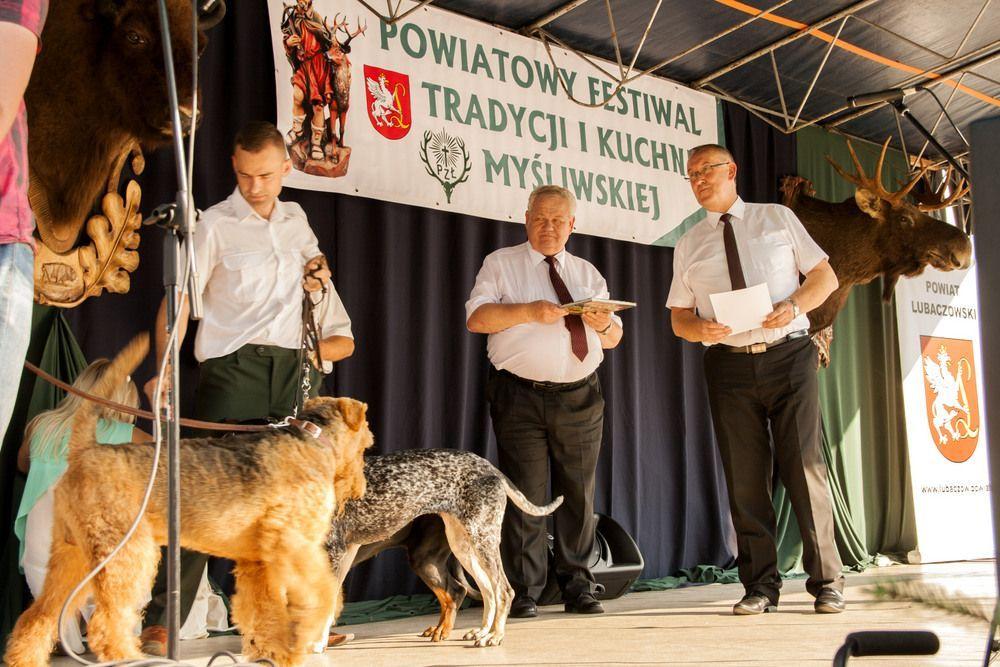 Tegoroczni gospodarze starosta lubaczowski Józef Michalik wraz z burmistrzem Narola Stanisławem Wosiem wręczyli nagrody właścicielom psów myśliwskich<br/>fot.Marcin Materniak