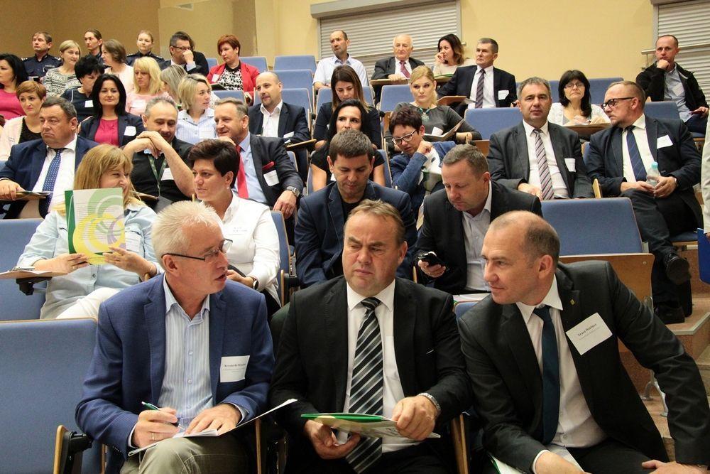 Nad diagnozą społeczno-gospodarczą powiatu zastanawiali się przedstawiciele różnych grup społecznych.<br/>fot.Roman Kijanka