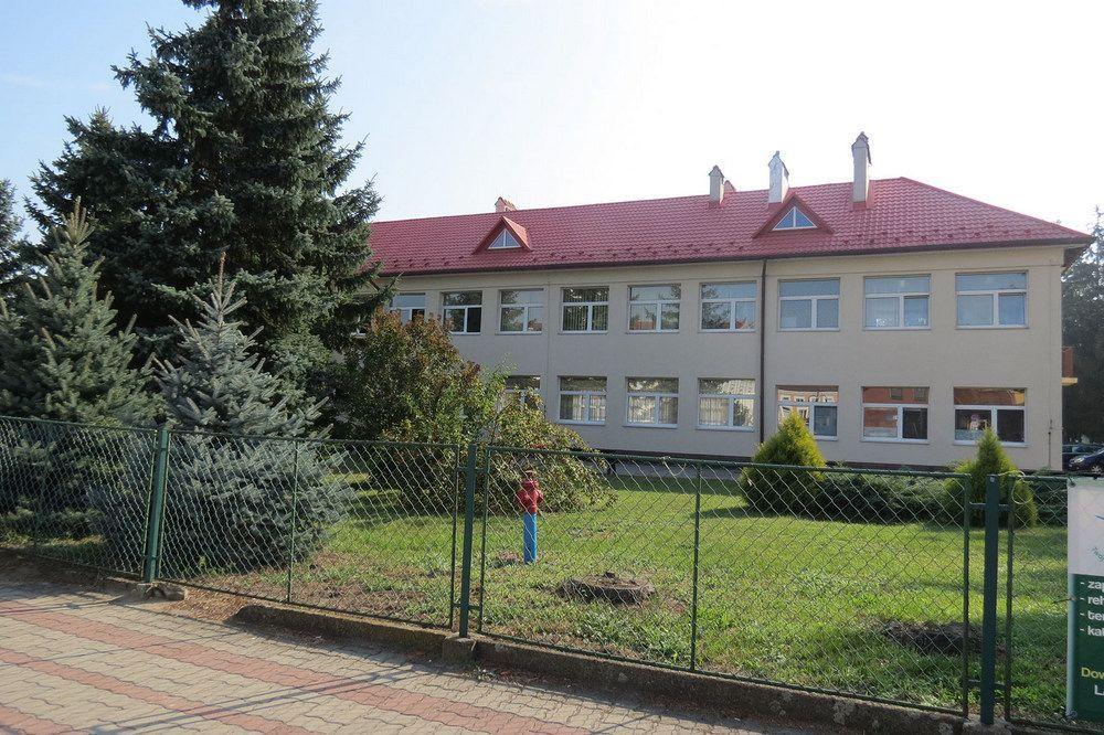 Kryta pływalnia ma stanąć przed budynkiem szkoły podstawowej, bezpośrednio przy ul. Kopernika, w miejscu, w którym obecnie znajduje się zieleń.<br/>fot.Barbara Chmura