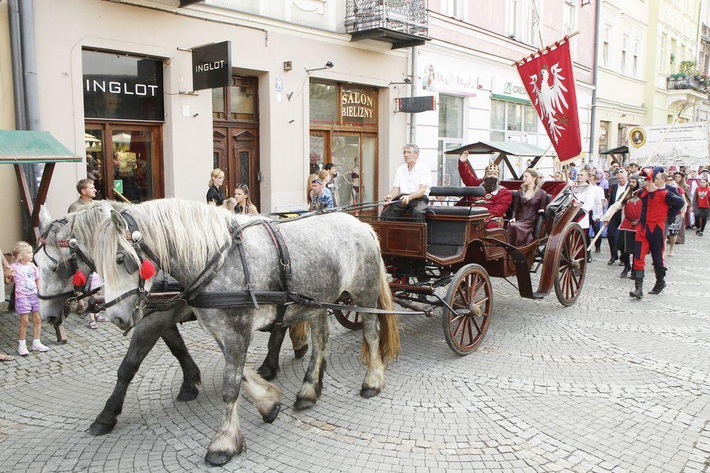 Król Kazimierz Wielki na ulicy swojego imienia.<br/>fot.Jacek Szwic