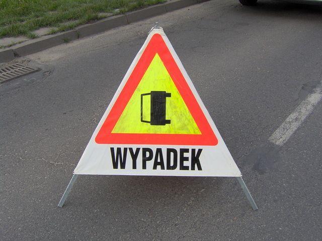 Policjanci i prokurator prowadzą czynności na miejscu zdarzenia, zabezpieczają ślady, wykonują dokumentację fotograficzną i ustalają okoliczności i przebieg wypadku.<br/>fot.KWP Rzeszów