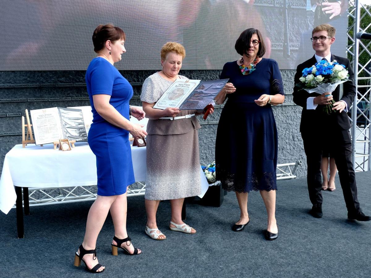 Przyznany Annie i Andrzejowi Antonikom oraz ich córce Ludwice medal „Sprawiedliwy wśród narodów świata” odebrały ich wnuczki: Anna Kościelecka i Maria Skibicka. Druga z prawej wręczająca odznaczenie Anna Azari, ambasador Izraela w Polsce.<br/>fot.zbiory własne