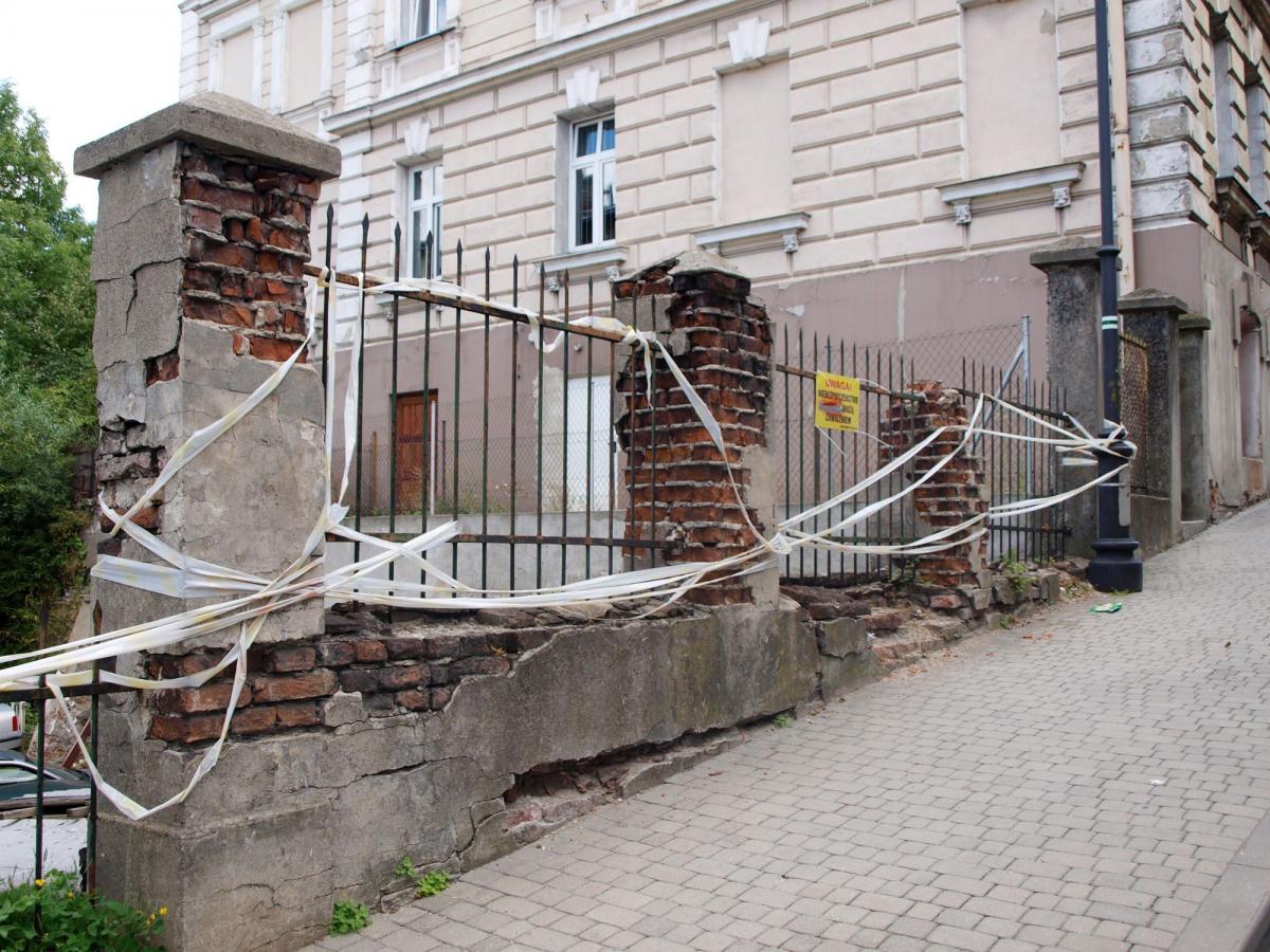 Od kilkunastu dni będący w fatalnym stanie fragment muru przy ul. Waygarta „otoczony” jest taśmami ostrzegawczymi i tabliczką z informacją „Niebezpieczeństwo. Grozi zawaleniem. Administracja”. Trudno przewidzieć, co może się stać, jeśli runie na podwórze wspomnianej posesji.<br/>fot.Mariusz Godos