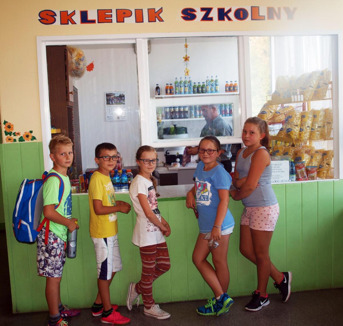 Przed szkolnym sklepikiem w SP 4 w Przemyślu panuje coraz większy ruch.<br/>fot.Mariusz Godos