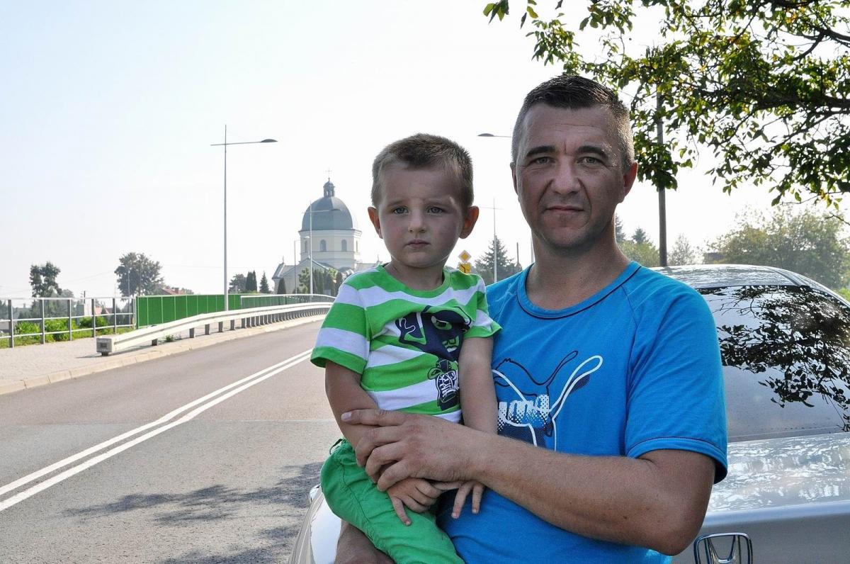 Mariusz Majewski jechał z synem w kierunku Krównik. Do zatrzymania tira doszło tuż przed mostem nad Wiarem.<br/>fot.Paweł Bugira