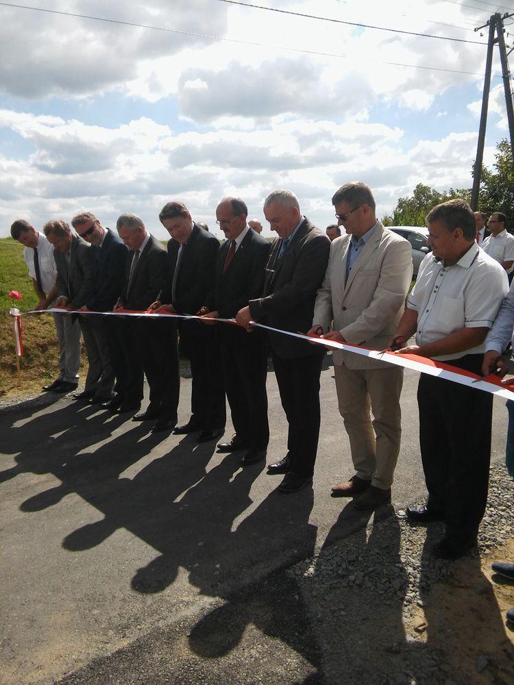 Przecięcie wstęgi na nowej drodze.<br/>fot.UG Żurawica