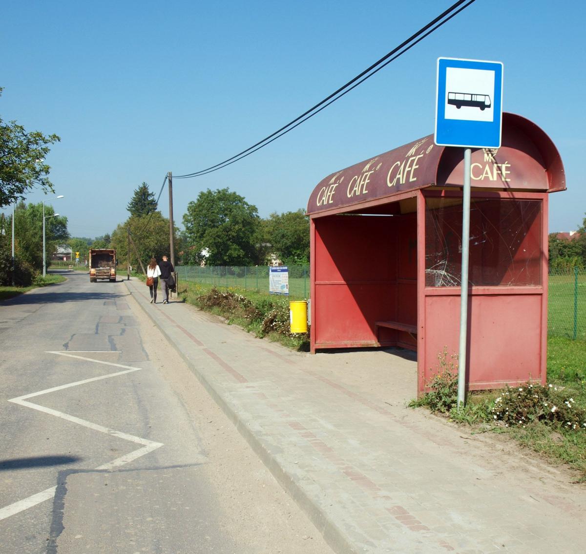 Tuż przy przemyskim WORD-zie jest niewykorzystywany przystanek autobusowy.<br/>fot.Mariusz Godos
