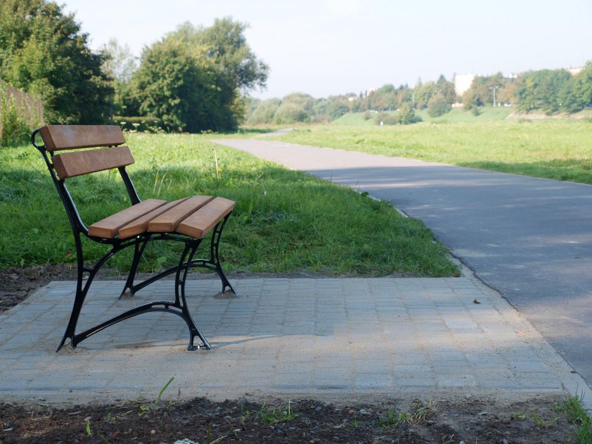 Na odcinku od kładki pieszo-rowerowej do ogródków działkowych stanęło siedem ławek.<br/>fot.Mariusz Godos